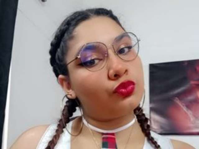 go to chat with ROXIEE