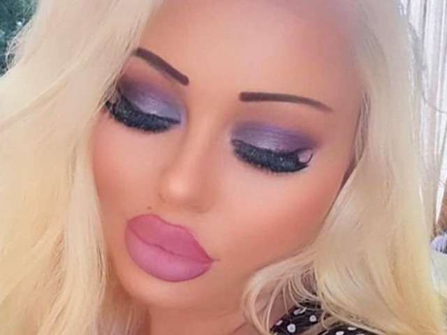 go to chat with Roxxxy
