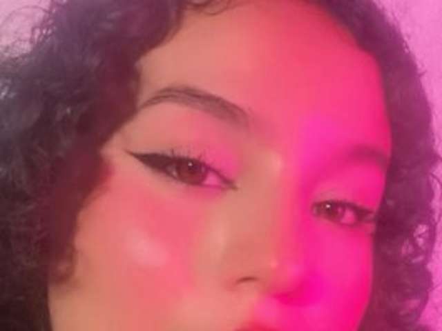 go to chat with ShanonFox1