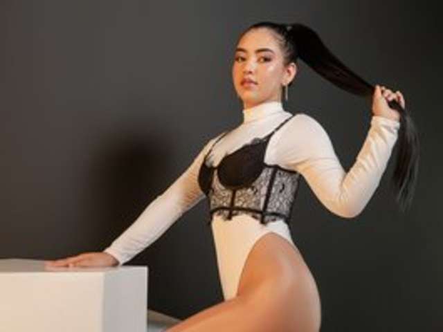 go to chat with SophieLanne