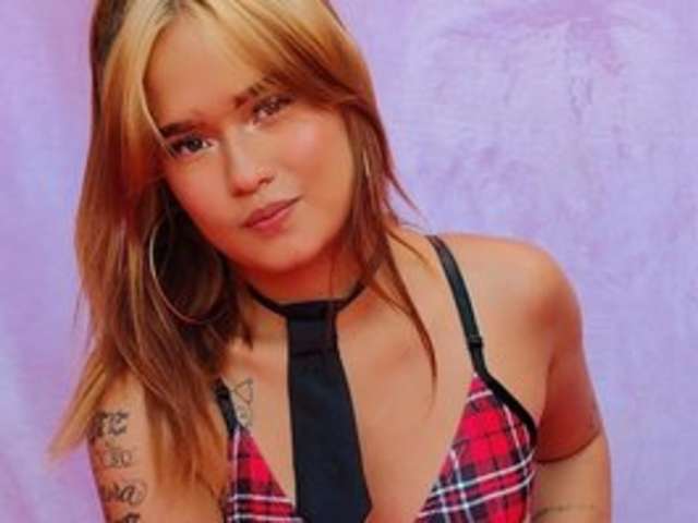 go to chat with SophieLure