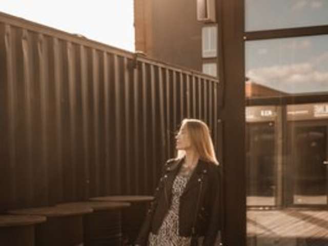 go to chat with Svetlana____