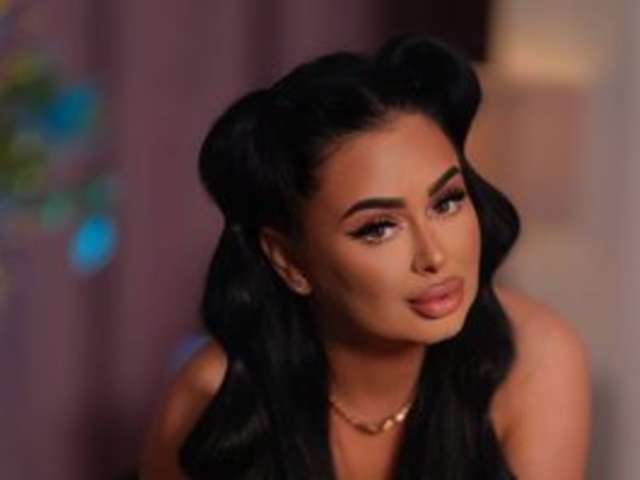 go to chat with SweeetDebbie