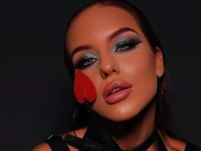 go to chat with The_transhy_fox