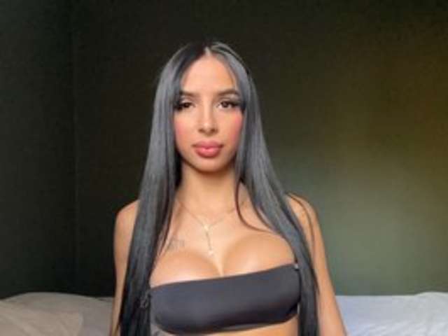 go to chat with Valeria-Reyess-