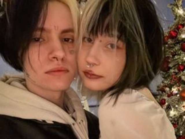 go to chat with VeryRareTwins
