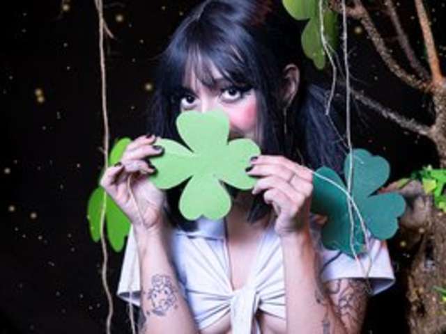 go to chat with Violet-lanee