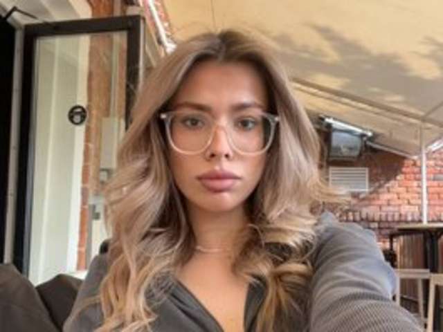 go to chat with WhoIsAmelia