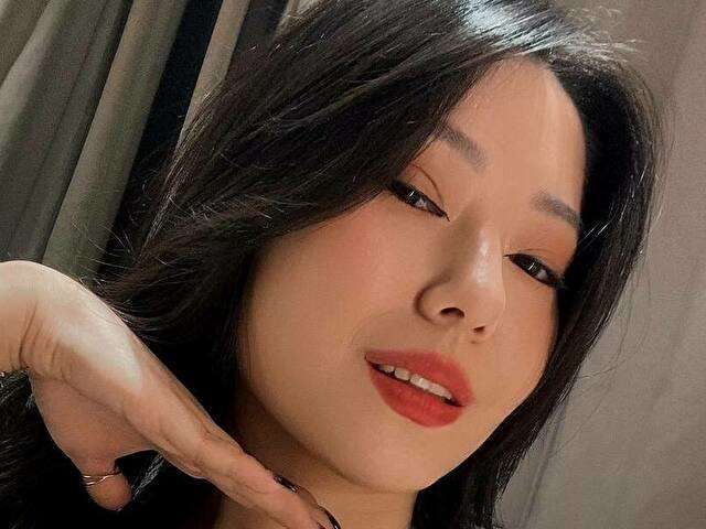 go to chat with WonderMira