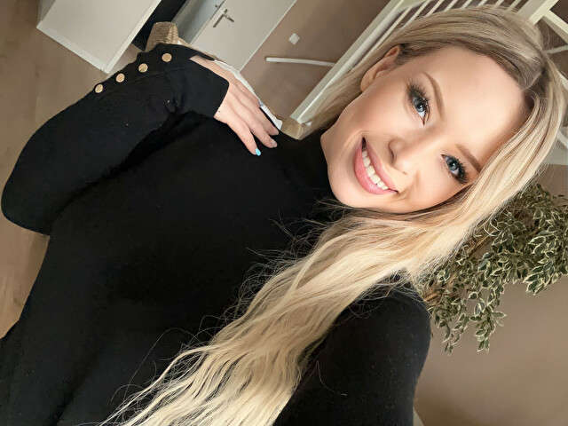 STOUTBLONDJE free sexy photo