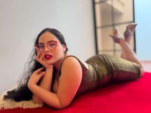 go to chat with curvy-cumeater