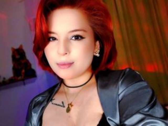 DAPHNNE_SWEET amateur webcam photo