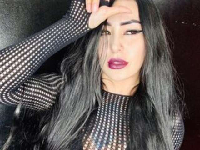 go to chat with elinne-hendrix