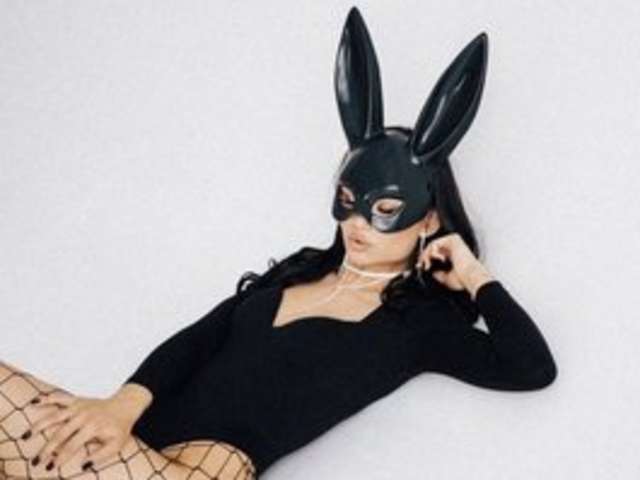 go to chat with hot-brunette