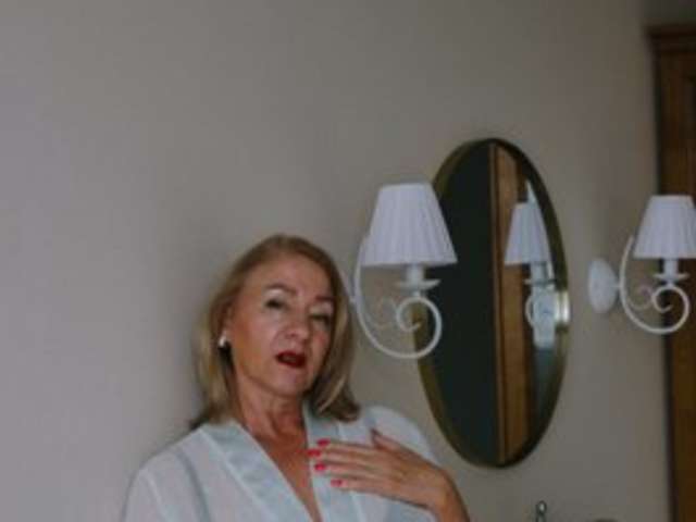 go to chat with hunters-woman