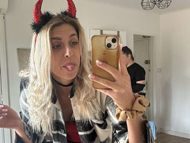 go to chat with juliiiecam