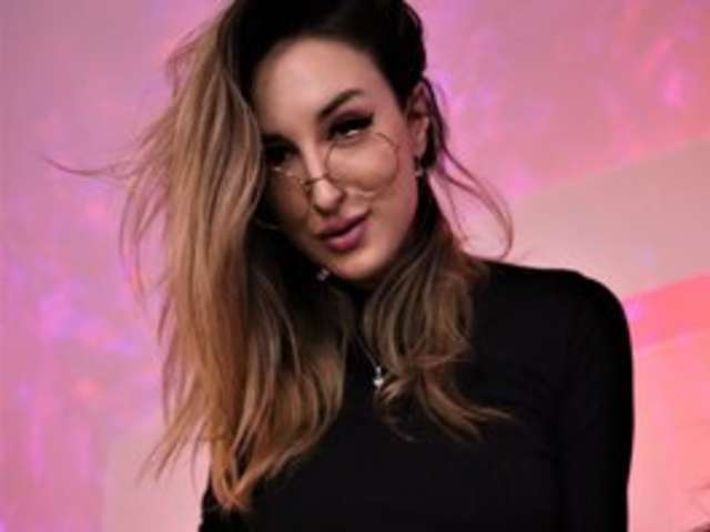 go to chat with melinastyles