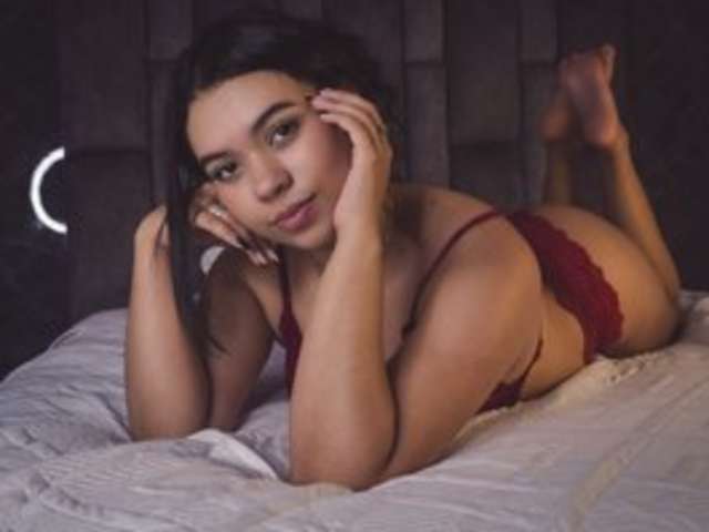 go to chat with roxie-rouge