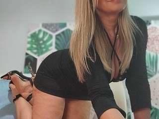 MILFNEXTDOOR amateur webcam photo
