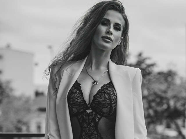 MIKALOVELY free sexy photo