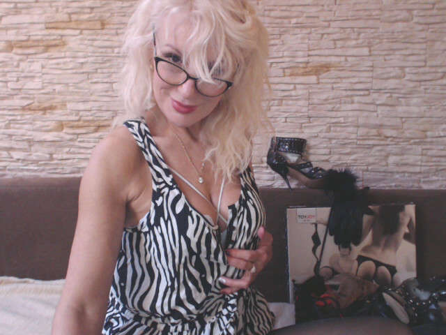 ISELINELLE free hard sexy photo