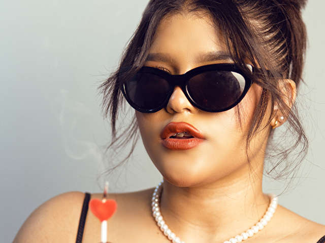 AVRILTHOMSON free sexy photo