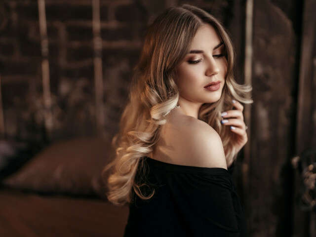 LOVECHARIOT free sexy photo