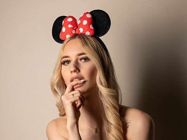 HOTTBLONDIE free sexy photo