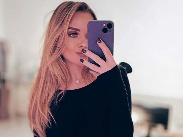 SQUIRTJULIA free hard sexy photo