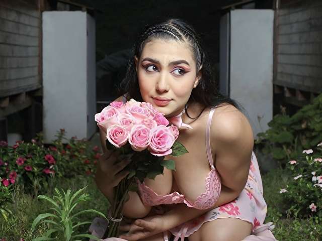 QUEENVANES free sexy photo