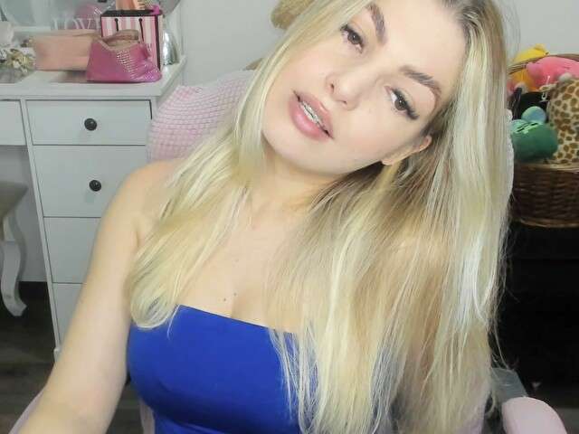 CAROLIEEN99 free sexy photo