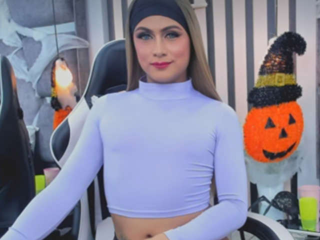EMILYCLARK free sexy photo