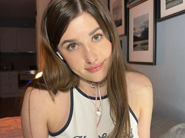 EMYSQUEEZ free sexy photo
