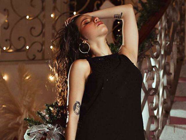 LOLAMUSTAINE free sexy photo